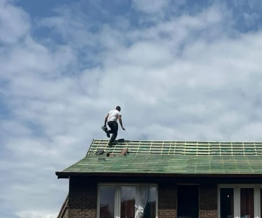 Dakwerker van GJ-Power op klant zijn dak